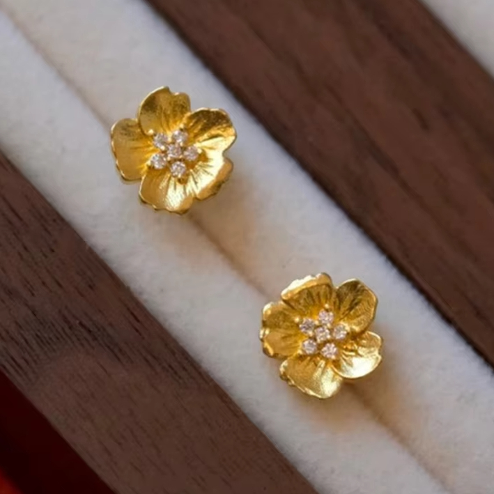 Retro Embossed Flower Stud Ear - đánh giá và giá Cluster Stud Ear