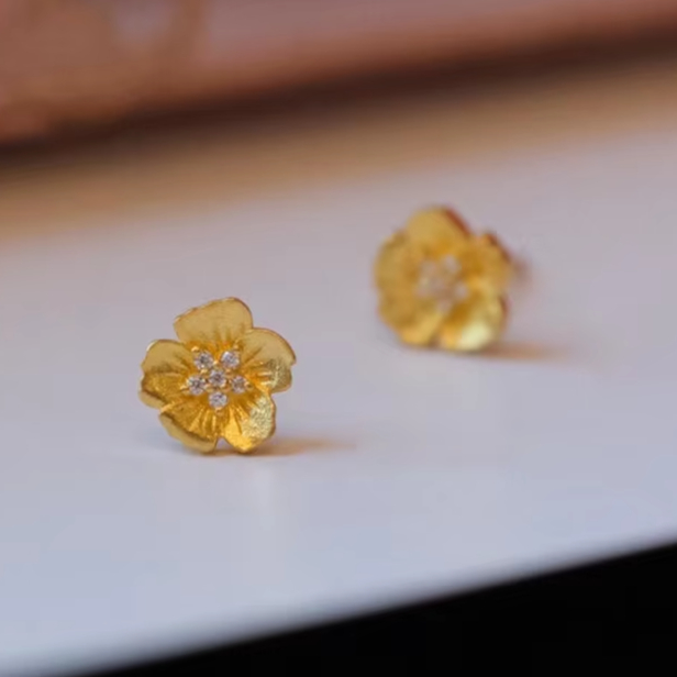 Retro Embossed Flower Stud Ear - đánh giá và giá Cluster Stud Ear